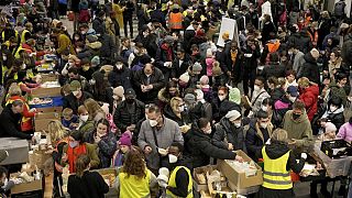 Almanya'nın başkenti Berlin'de bir tren istasyonuna ulaşan Ukraynalı mülteciler, gıda yardımı alabilmek için sırada beklerken