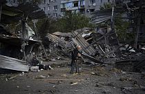 Un homme au milieu de ruines après un bombardement à Zaporijjia