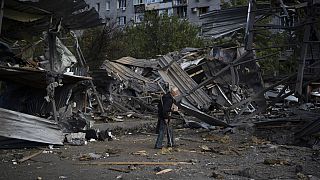 Un homme au milieu de ruines après un bombardement à Zaporijjia