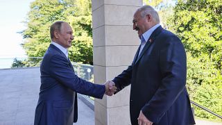 Putyin orosz Lukasenka fehérorosz elnököt fogadja az államfői nyári rezidencián, Bocsarov Rucsejben 2022. szeptember 26-án.