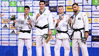Der neue Weltmeister bei den Männern bis 100 kg, Muzaffarbek Turobojew (Zweiter von links), freut sich mit den weiteren Medaillengewinnern.