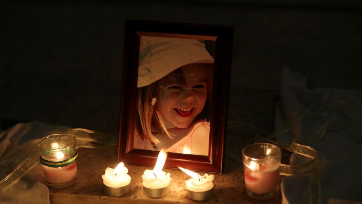 Kerzen brennen vor einem Bild von Madeleine McCann in Praia da Luz, Portugal Mai 2007. Gegen einen Verdächtigen wird in dem Fall wegen Mordes ermittelt.