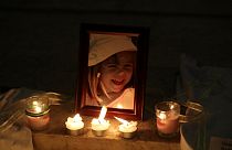 Kerzen brennen vor einem Bild von Madeleine McCann in Praia da Luz, Portugal Mai 2007. Gegen einen Verdächtigen wird in dem Fall wegen Mordes ermittelt.