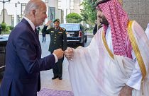 Mohammed bin Szalmán üdvözli Joe Bident júliusban az amerikai elnök szaúdi látogatása során