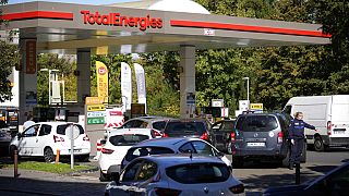 Fransa'da grevler nedeniyle uzun benzin kuyrukları oluştu