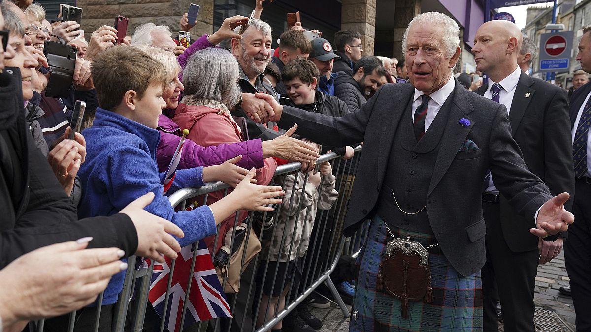 König Charles III bei einem Besuch im schottischen Dunfermline