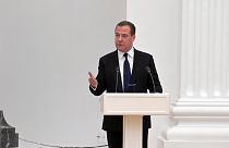 Medvegyev felszólal a nemzetbiztonsági tanács ülésén a Kremlben 2022. február 21-én