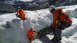 El equipo de rescate saca un resto del avión de una grieta del glaciar Gauli, Alpes, Suiza 11/10/2022