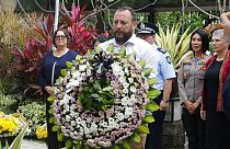 Bali saldırısında ölenlerin yakınlarından biri anma törenine katılıyor