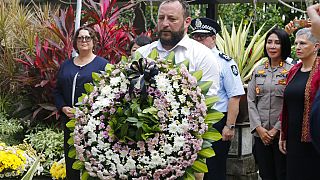 Венки у консульства Австралии на Бали в память погибших во время теракта 2002 года