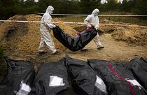 Lyman: Leichen werden aus einem Massengrab exhumiert.