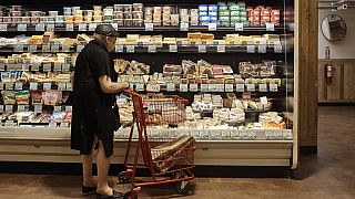 Eine Frau kauft in einem Supermarkt ein