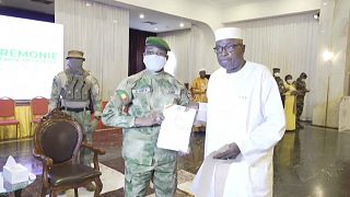 Mali: Junta leader Assimi Goita receives draft constitution