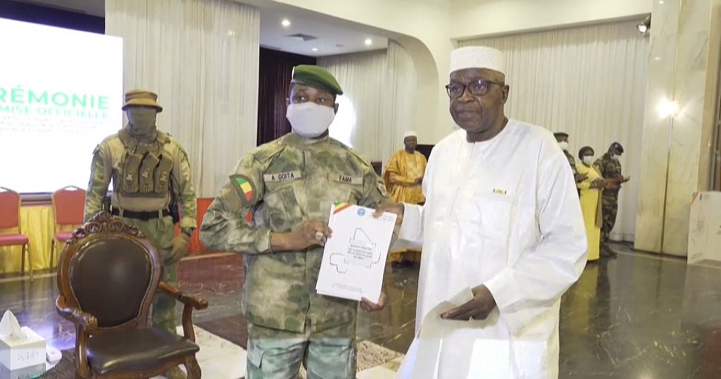 Mali le projet de constitution remis à Assimi Goïta Africanews Mali le projet de constitution remis à Assimi Goïta Africanews