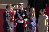 Los reyes de España, Felipe VI y Letizia, su hija Sofía y el presidente del Gobierno español, Pedro Sánchez, en el desfile militar del 12 de Octubre.