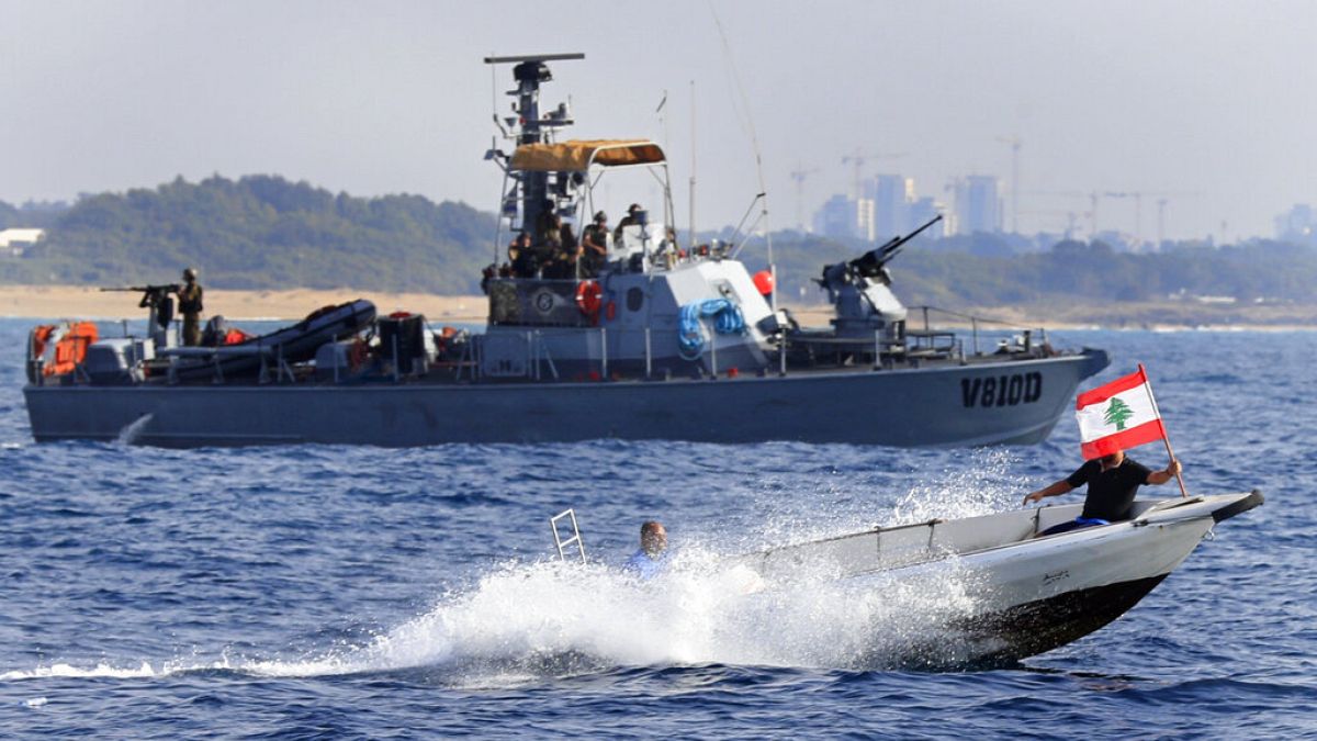 Lübnanlı protestocular İsrail Donanması gemisinin önünden geçiyor