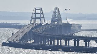Helikopterről oltják a tüzet a kercsi hídon október 8-án 