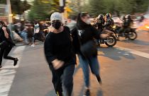 متظاهرات إيرانيات يهربن من قوات الأمن