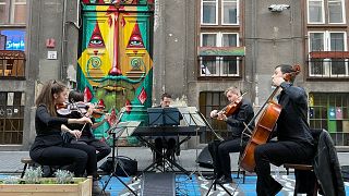 Klasszikus zenészek a Kazinczi utcában