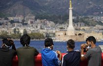 Kikötésre várakozó migránsok a szicíliai Messina partjainál 2022 szeptemberében
