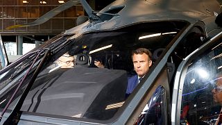 امانوئل ماکرون، رئیس جمهوری فرانسه سوار بر بالگرد ایرباس در نمایشگاه پاریس