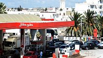 سائقو السيارات التونسيون يصطفون في محطة وقود للتزود بالوقود، في تونس، في 21 سبتمبر 2015