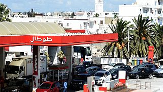 سائقو السيارات التونسيون يصطفون في محطة وقود للتزود بالوقود، في تونس، في 21 سبتمبر 2015
