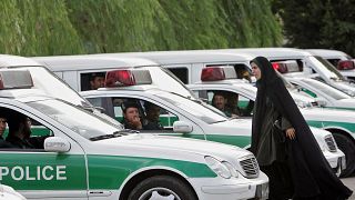 شرطية إيرانية للأخلاق بين سيارات شرطة الأخلاق في طهران.