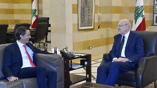 رئيس الوزراء اللبناني نجيب ميقاتي والمبعوث الأمريكي لشؤون الطاقة عاموس هوشستين في القصر الحكومي في بيروت، لبنان.