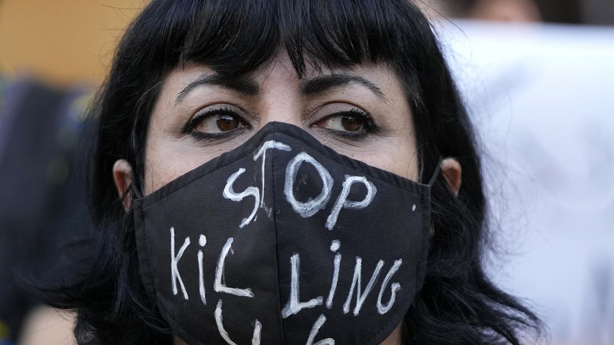 یک تظاهرات کننده معترض به مرگ مهسا امینی