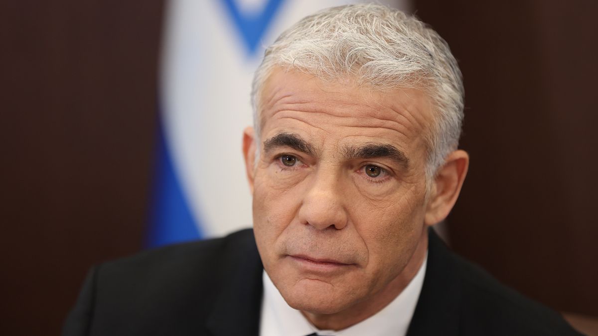 رئيس الوزراء الإسرائيلي يائير لبيد في الاجتماع الأسبوعي لمجلس الوزراء في مدينة القدس. 