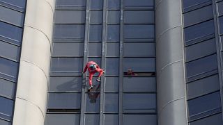 "الرجل العنكبوت الفرنسي" يتسلق برج مونبارناس في باريس