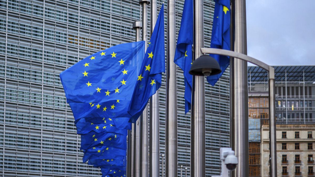 Brüksel'deki AB merkezi önünde asılı bulunan Avrupa Birliği bayrakları 