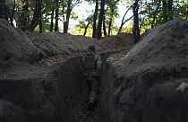 Katona lövészárokban az ukrán fronton