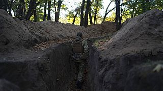 Un soldado ucraniano inspecciona una trinchera en una zona recuperada de Jersón (Ucrania).