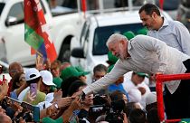 المرشح الرئاسي في البرازيل لويز إيناسيو لولا دا سيلفا، يحيي المناصرين له خلال مهرجان انتخابي في ريو دي جانيرو، البرازيل، 11 أكتوبر 2022.