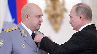 Vlagyimir Putyin elnök szíriai „érdemeiért” kitünteti Szergej Szurovikin vezérezredest, 2017-ben
