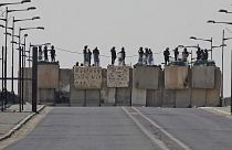 Güvenlik önlemlerinin arttırıldığı Bağdat'ta polis kontrol noktaları kuruldu ve iki köprü trafiğe kapatıldı.