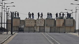 Güvenlik önlemlerinin arttırıldığı Bağdat'ta polis kontrol noktaları kuruldu ve iki köprü trafiğe kapatıldı.