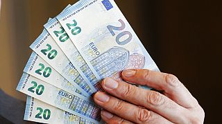 Belçika'da bakanlar maaşlarında kesinti yapılmasını kabul etti