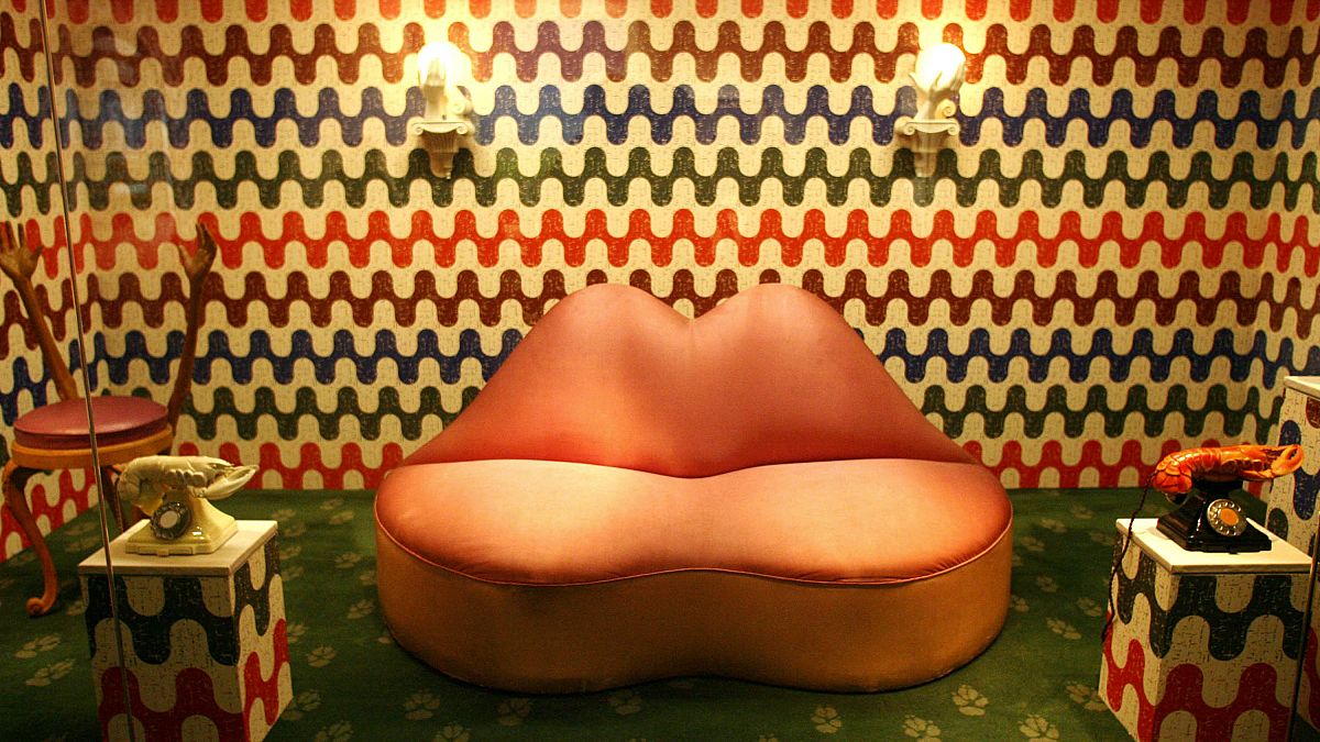 Le canapé "Mae West Lips" de Salvador Dali photographié à l'occasion de l'avant-première de l'exposition "Surreal Things" au Victoria and Albert Museum de Londres - 27.03.2007
