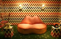 Le canapé "Mae West Lips" de Salvador Dali photographié à l'occasion de l'avant-première de l'exposition "Surreal Things" au Victoria and Albert Museum de Londres - 27.03.2007
