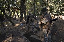 Des soldats ukrainiens inspectent des tranchées creusées par les Russes, après avoir gagné du terrain dans la région de Kherson