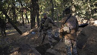 Des soldats ukrainiens inspectent des tranchées creusées par les Russes, après avoir gagné du terrain dans la région de Kherson