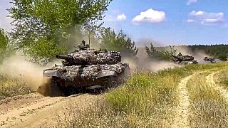 Ukrán tankok Herszon közelében