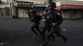 الشرطة الإسرائيلية تعتقل فلسطينيا خلال مواجهات في مخيم شعفاط بالقدس، الأربعاء 12 أكتوبر 2022.