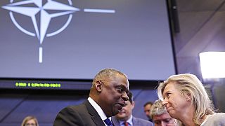O Aμερικανός υπουργός Άμυνας Λόιντ Όστιν με την Ολλανδή ομολογό του στη άτυπη σύνοδο του ΝΑΤΟ στις Βρυξέλλες