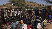  أطفال يتناولون الطعام الذي تم توزيعه خلال زيارة نظمها برنامج الغذاء العالمي في مدرسة كوج ، في بلدة كاودا النائية المتضررة من النزاع، جبال النوبة، السودان ، 9 يناير 2020.