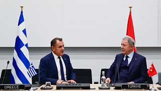 Ο υπουργός Εθνικής Αμύνης Νικόλαος Παναγιωτόπουλος συνομιλεί με τον Τούρκο ομόλογο του Χουλουσί Ακάρ κατά τη διάρκεια της συνάντησής τους στις Βρυξέλλες