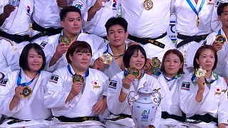 Foto di gruppo degli atlteti medagliati ai campionati del mondo a squadre di Judo